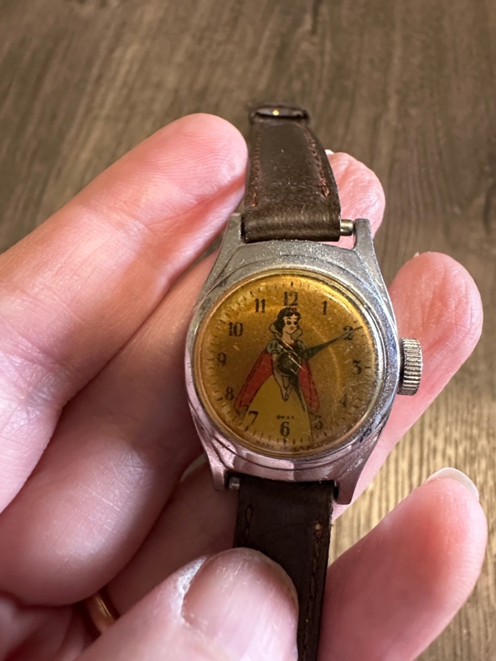 Snow White Dial Wristwatch - Brown Strap, ⭐️unsure if it works⭐️ Best offer